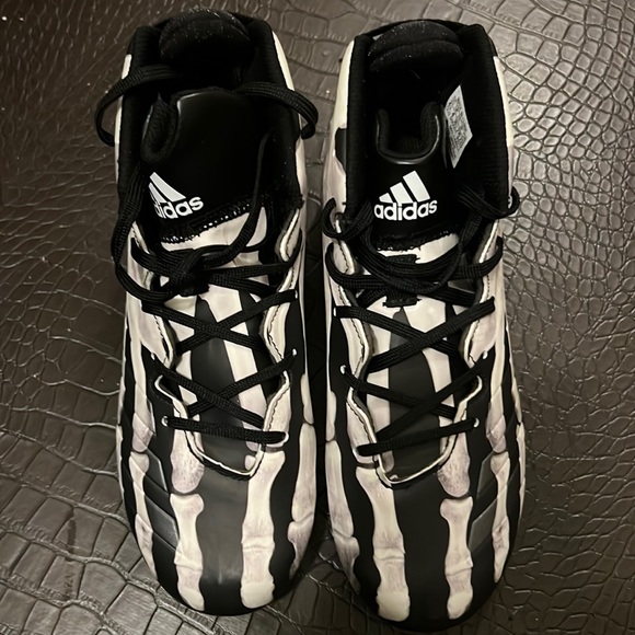 Barely worn (Like new) football cleats glow in the dark - Picture 1 of 5
